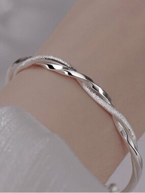 Elegant Twisted Silver Tone Women’s Bracelet Adustable
